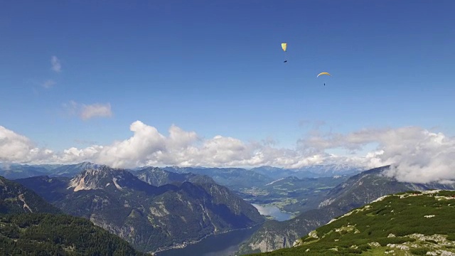 在落基的阿尔卑斯山山脉上滑翔视频素材