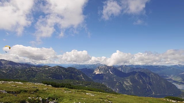 在落基的阿尔卑斯山山脉上滑翔视频素材