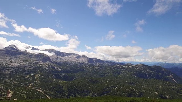 在落基的阿尔卑斯山山脉上滑翔视频素材