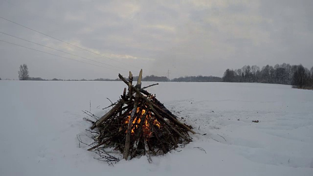 篝火在雪地里燃烧，时光流逝视频素材