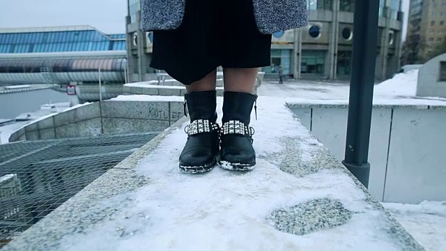 女孩穿着靴子在雪地里跳舞视频下载