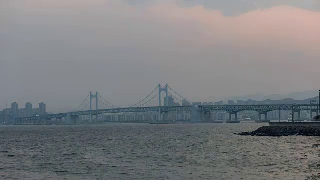 釜山城市天际线光安大桥白天到晚上的时间流逝，釜山，韩国，4K时间流逝视频素材