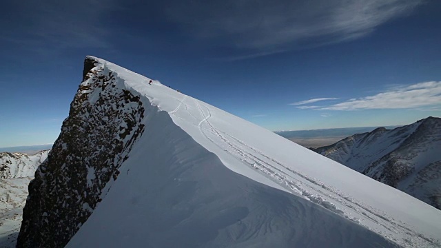 滑雪者从山坡上滑下来视频素材