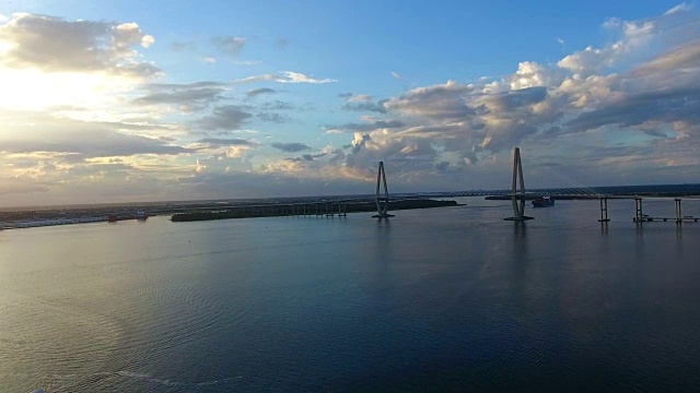 4k空中史诗电影Arthur Ravenel Jr. Bridge Charleston SC视频素材