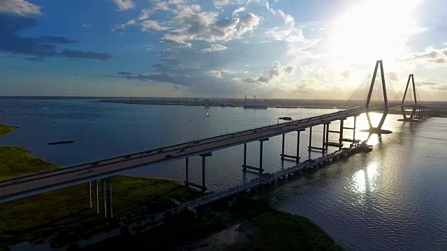 4k空中史诗电影Arthur Ravenel Jr. Bridge Charleston SC视频素材