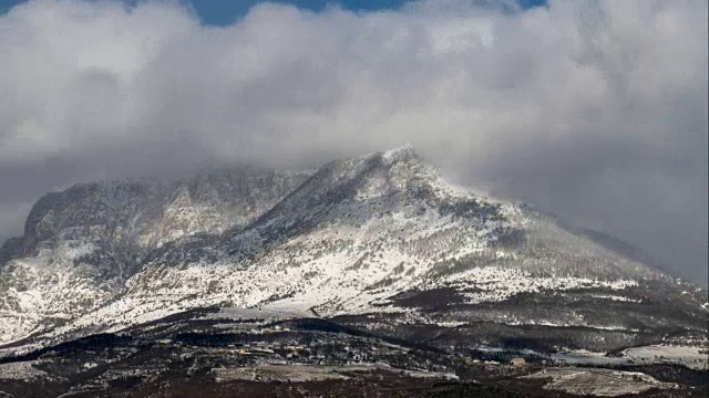 太阳和雪山之上的云，时间流逝视频素材