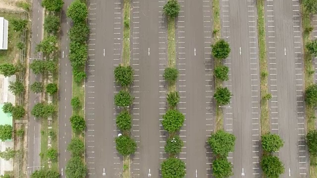 鸟瞰图;空旷的停车场，绿草如茵。视频素材