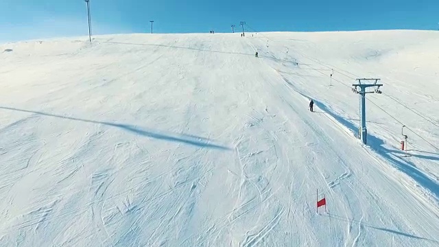 通过滑雪缆车升到山顶。视频素材