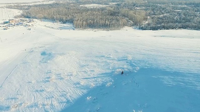 一个没有经验的滑雪板运动员的滑行视频下载