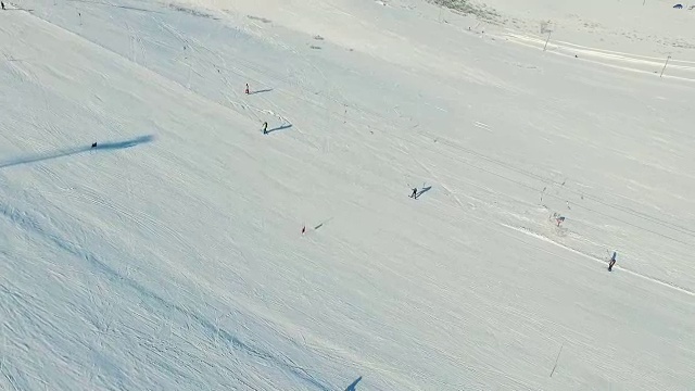 有几个人在雪坡上滑雪。视频素材