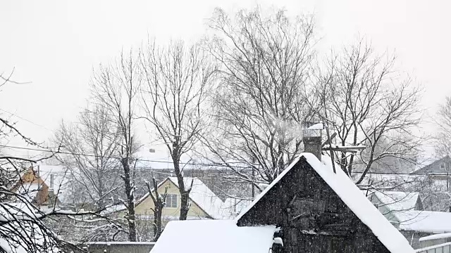 飘落的雪花落在了村里的澡堂里视频素材