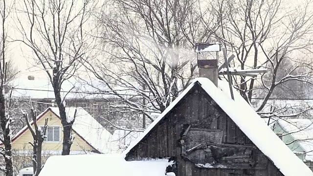 飘落的雪花落在了村里的澡堂里视频素材