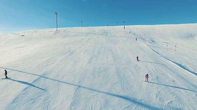 有些人在雪坡上玩滑雪和滑雪板。视频下载