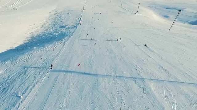 滑雪者在巨大的轨道上通过滑雪缆车。视频素材