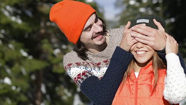 浪漫的夫妇雪森林年轻的男人和女人户外冬季松树林视频素材