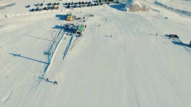 有几个人在雪坡上滑雪。视频素材