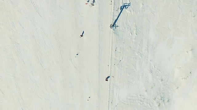 有几个人在雪坡上滑雪。视频素材