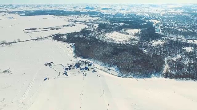 有几个人在雪坡上滑雪。视频素材