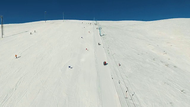 有几个人在雪坡上滑雪。视频素材