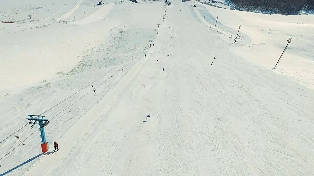 滑雪者在巨大的轨道上通过滑雪缆车。视频素材