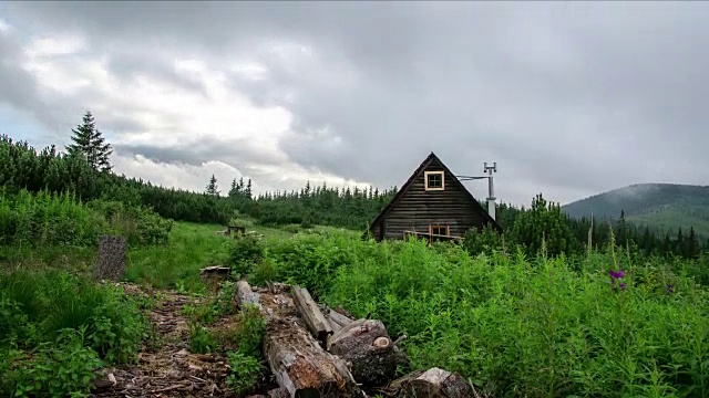 云在山上森林的小屋上空飞过视频素材