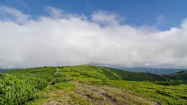 云飞越山脊和徒步旅行小径时间流逝视频素材