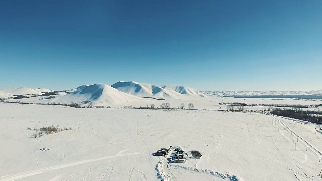 航拍的山和田野的滑雪胜地。视频素材