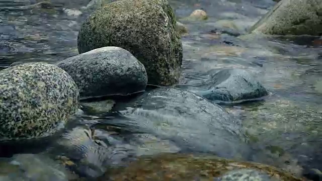 沿着岩石河移动特写视频素材