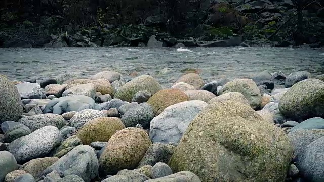 崎岖岩石地区的过江视频素材