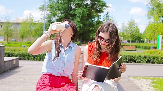 美丽的少女肖像户外。公园里快乐漂亮女人的肖像视频素材