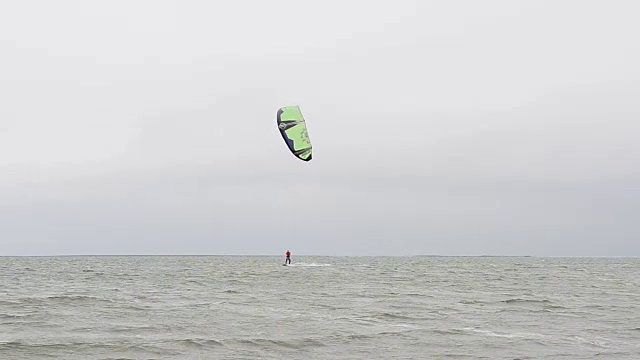 在刮风的天气里冲浪视频素材