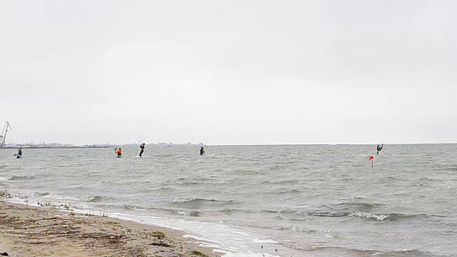 在刮风的天气里冲浪视频素材