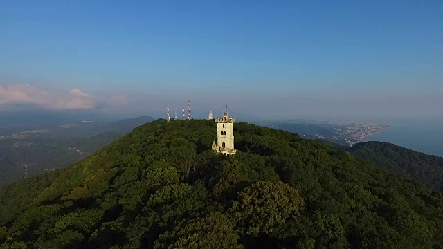 天线:接近Akhun山上的瞭望塔。视频素材