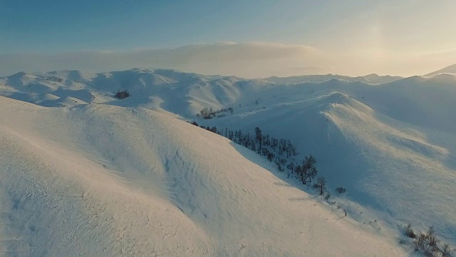 冬季黄昏时的山景。视频素材