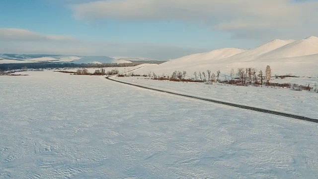 黄昏时分，雪地边的小路。视频素材