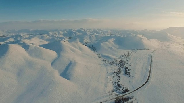 山里的冬天。在冬天飞过马路。视频下载