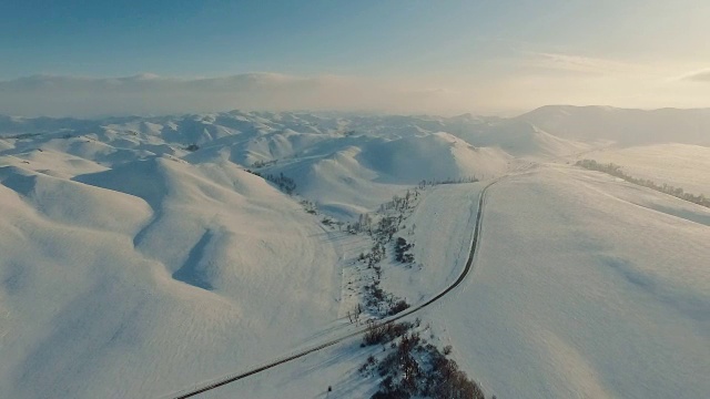 山里的冬天。在冬天飞过马路。视频素材