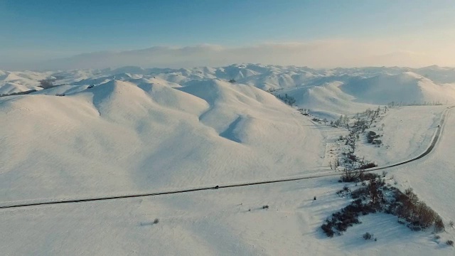 山里的冬天。在冬天飞过马路。视频素材