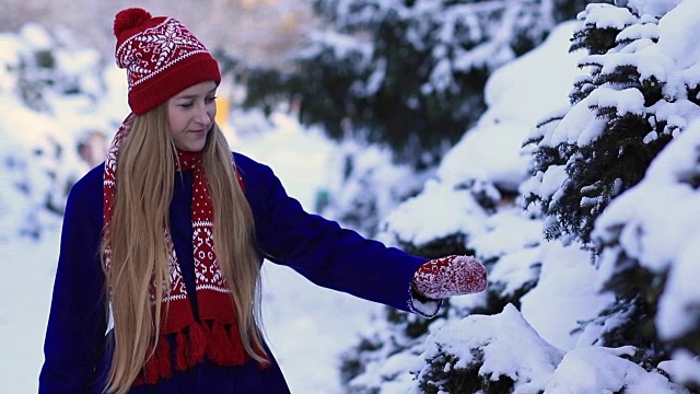 年轻女子走在雪林里视频素材