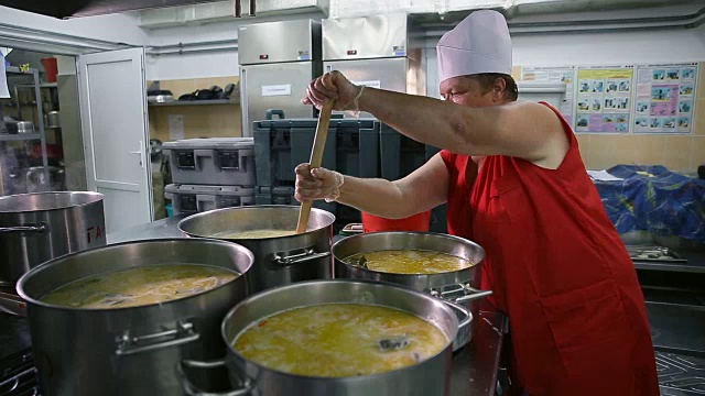 在餐厅里烹饪的过程。视频素材