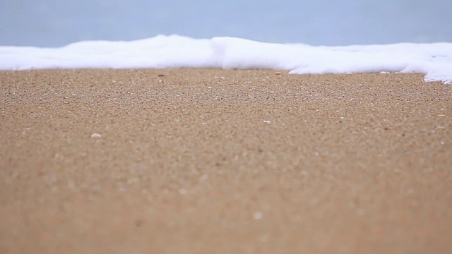 沙滩上的海浪。视频素材