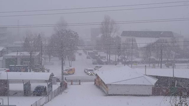 在这个乡村小镇，冬天下大雪视频素材