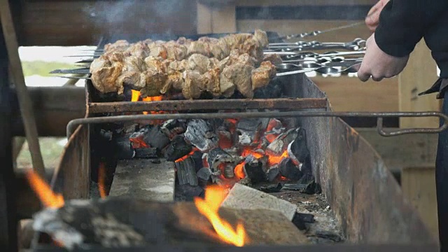 用烤肉串在烤架上烤猪肉串视频素材