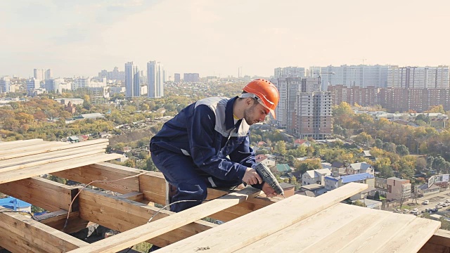 屋顶上的建筑工人视频素材