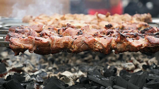 用烤肉串在烤架上烤猪肉串视频素材