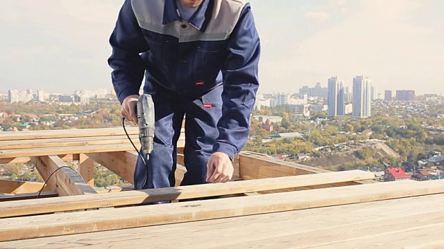 屋顶上的建筑工人视频下载