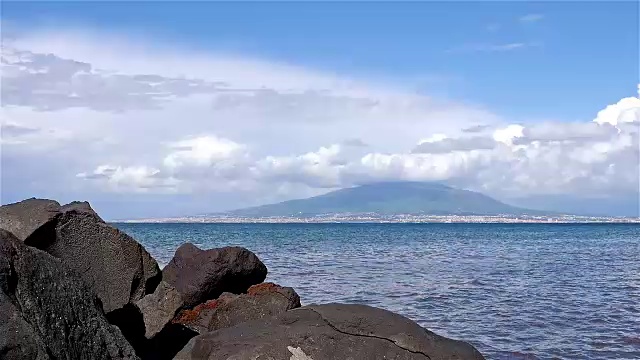 时间推移的索伦托海岸线，那不勒斯湾和维苏威火山的背景视频素材