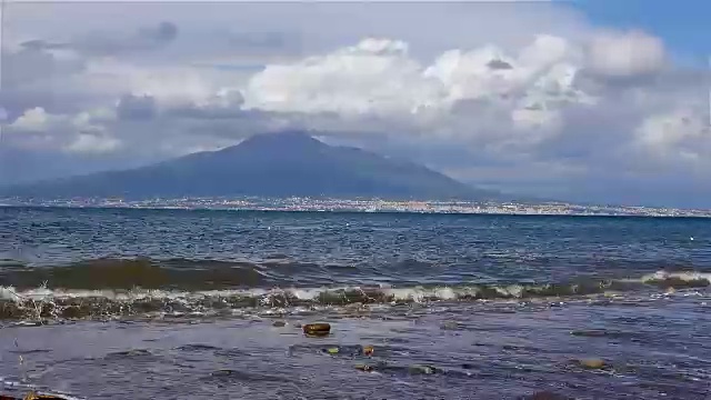 以索伦托海岸线、那不勒斯湾和维苏威火山为背景的时间流逝视频素材