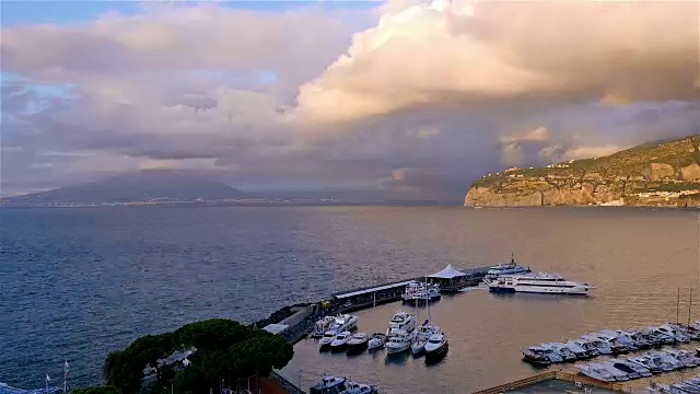 时间流逝的索伦托海岸线，那不勒斯湾和维苏威火山的背景，游艇在前面视频素材