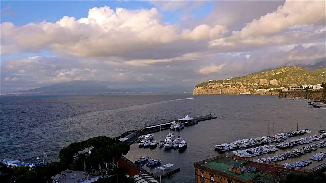 时间流逝的索伦托海岸线，那不勒斯湾和维苏威火山的背景，游艇在前面视频素材